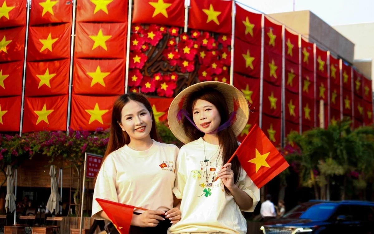 Những "tọa độ check-in" rợp bóng cờ hoa thu hút bạn trẻ Đà Nẵng dịp 30/4