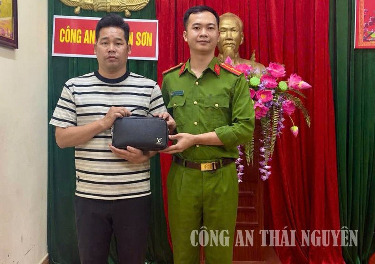 Phát hiện 28 triệu đồng tiền mặt nhiều mệnh giá cùng điện thoại iPhone 14 pro ở sân bóng, công an yêu cầu một người đàn ông tới làm việc