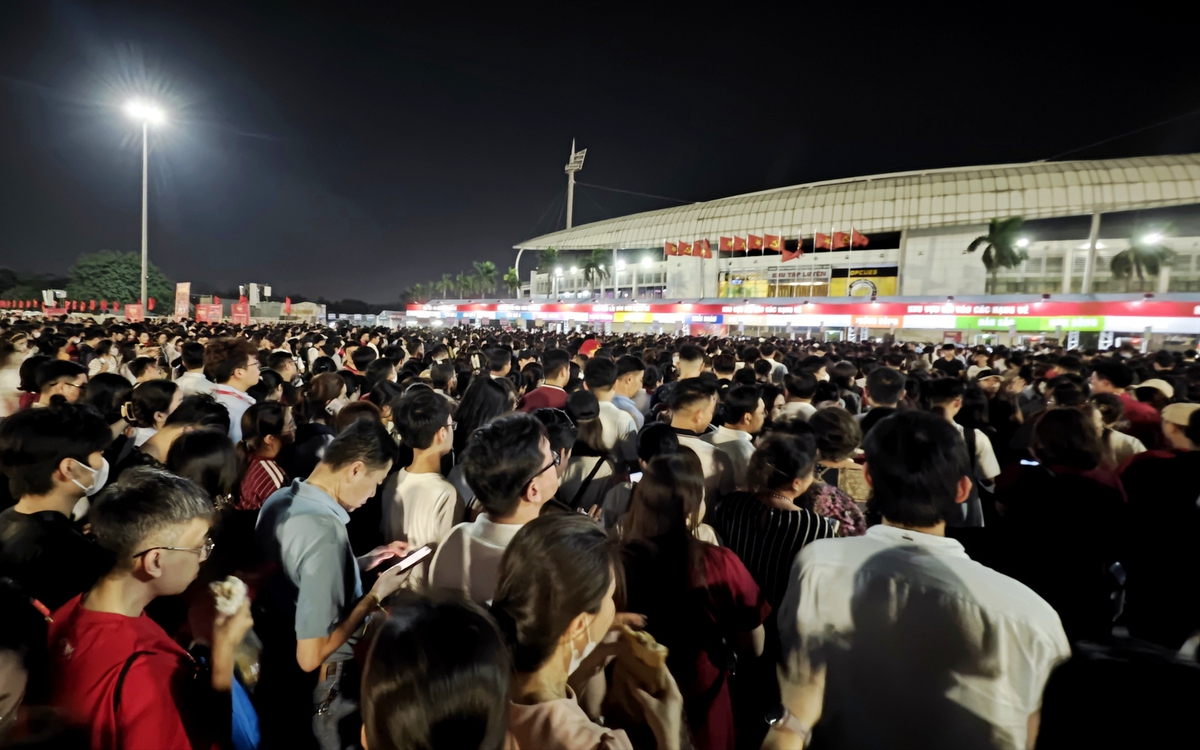 Biển người đổ về sân vận động Mỹ Đình tối nay