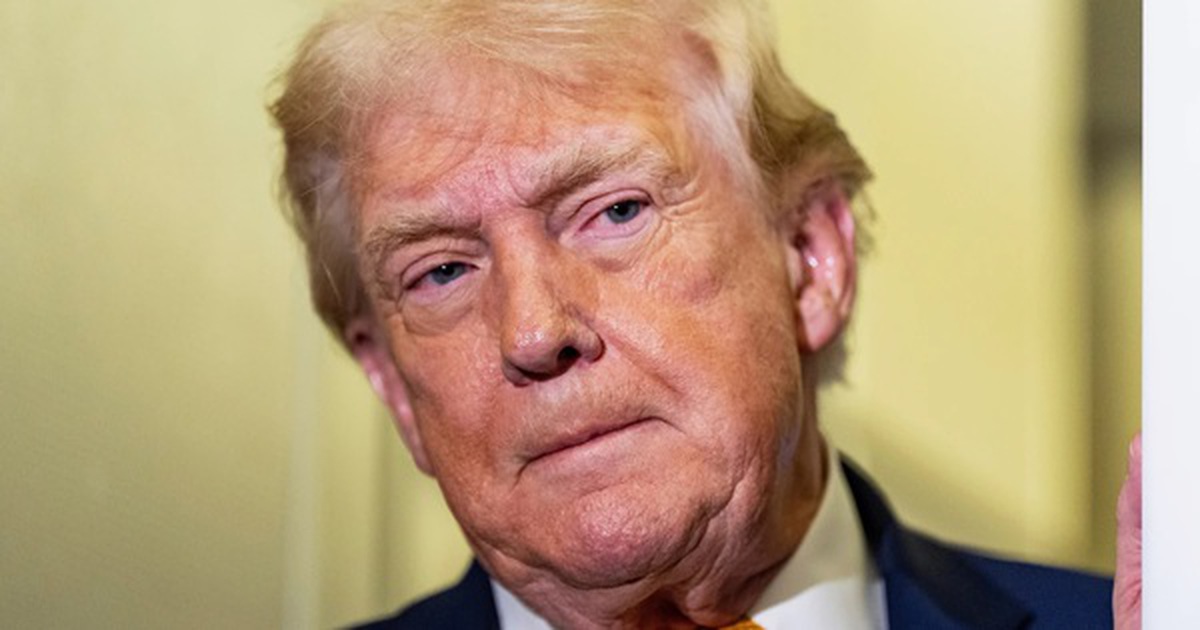 Ông Donald Trump bất ngờ tiết lộ "Iran đang sụp đổ" và muốn mở lại Hormuz ngay