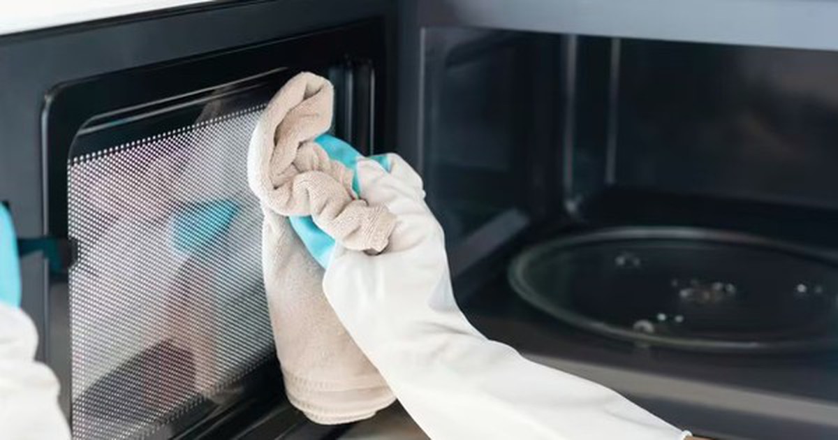 Lò vi sóng sạch bong như mới khi được vệ sinh bằng thứ này - không phải baking soda