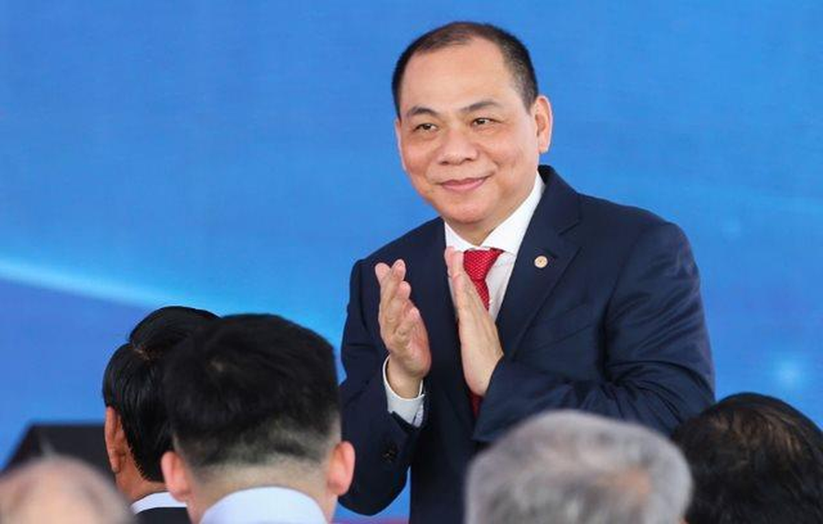 Tỷ phú Phạm Nhật Vượng bất ngờ xuất hiện bên cạnh Warrren Buffett