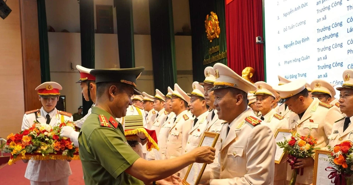 146 cán bộ Công an Hà Nội được thăng cấp bậc hàm thượng tá
