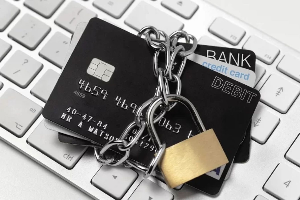 Trong tháng 5, ngân hàng sẽ "khóa" toàn bộ giao dịch chuyển khoản, nạp rút tiền online đối với những khách hàng này