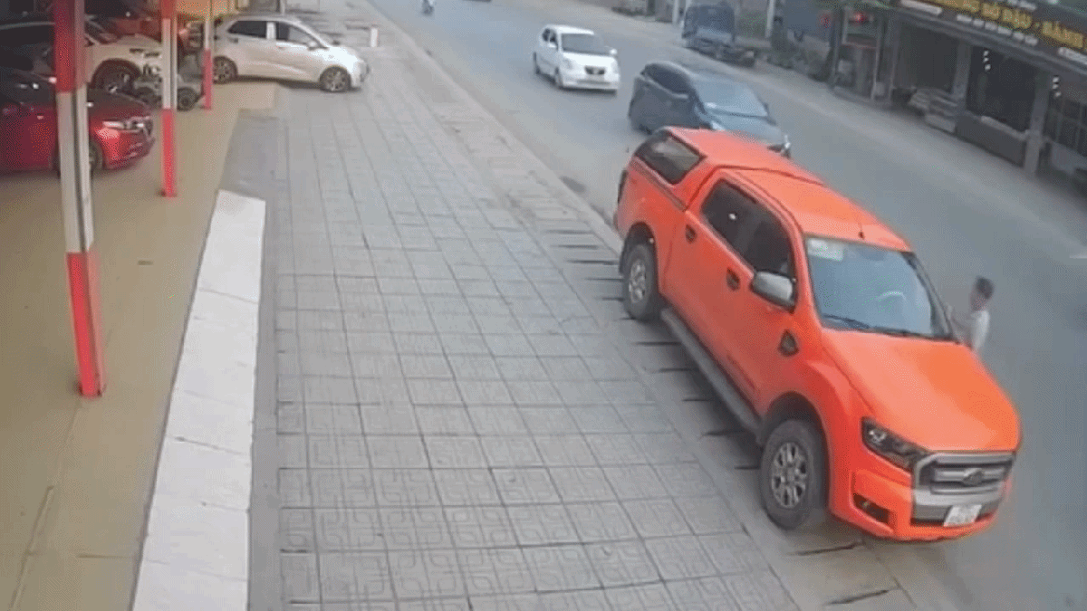 Vụ ô tô vượt phải đâm tài xế mở cửa xe đang đỗ: Ai sai?