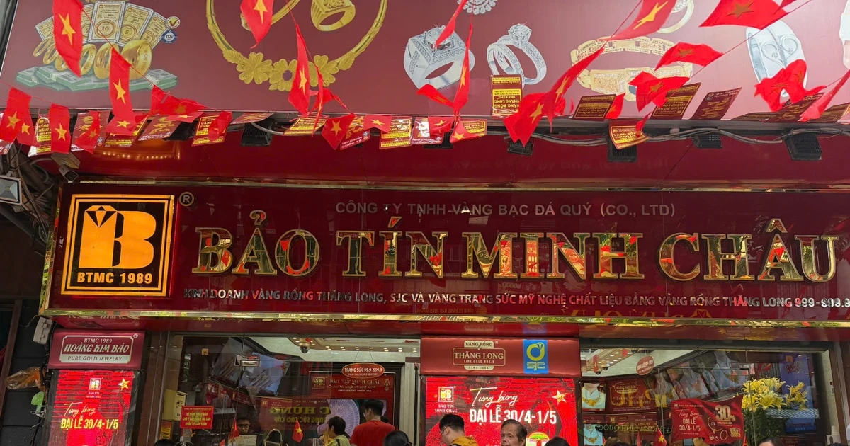 Giá lao dốc mạnh, người giữ vàng "đứng ngồi không yên"