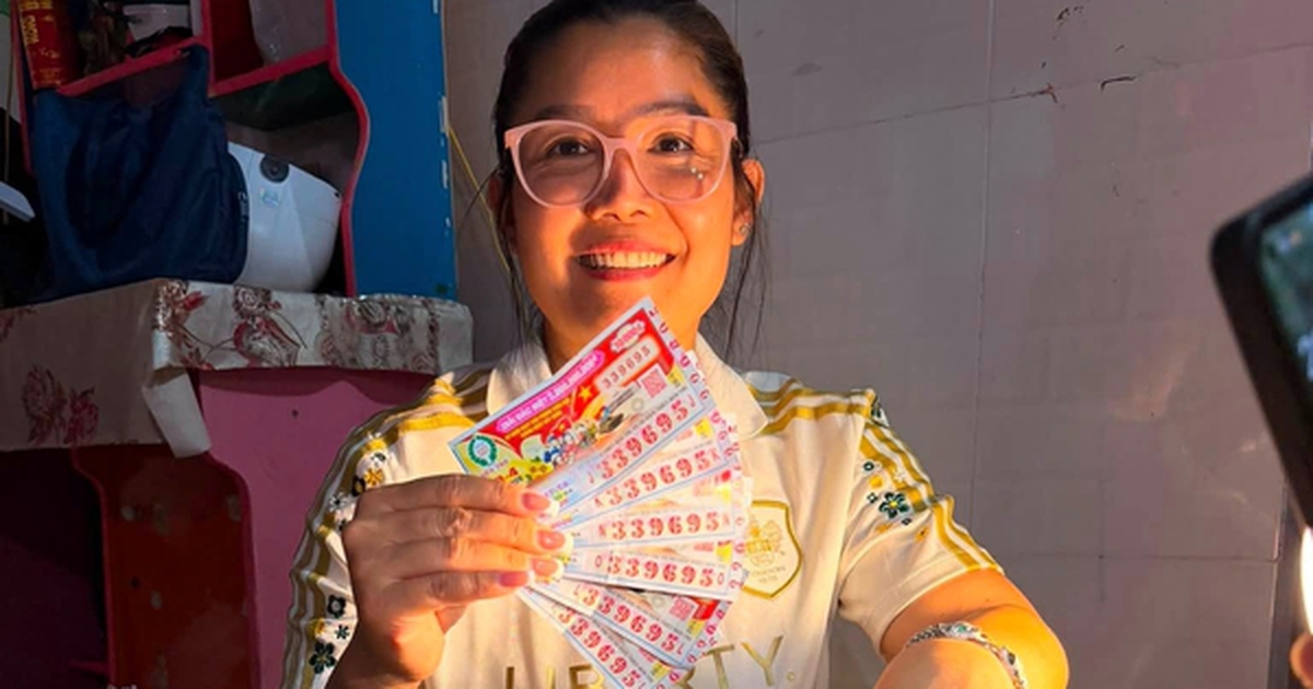 Bảy công nhân vỡ òa niềm vui khi trúng giải độc đắc xổ số miền Nam