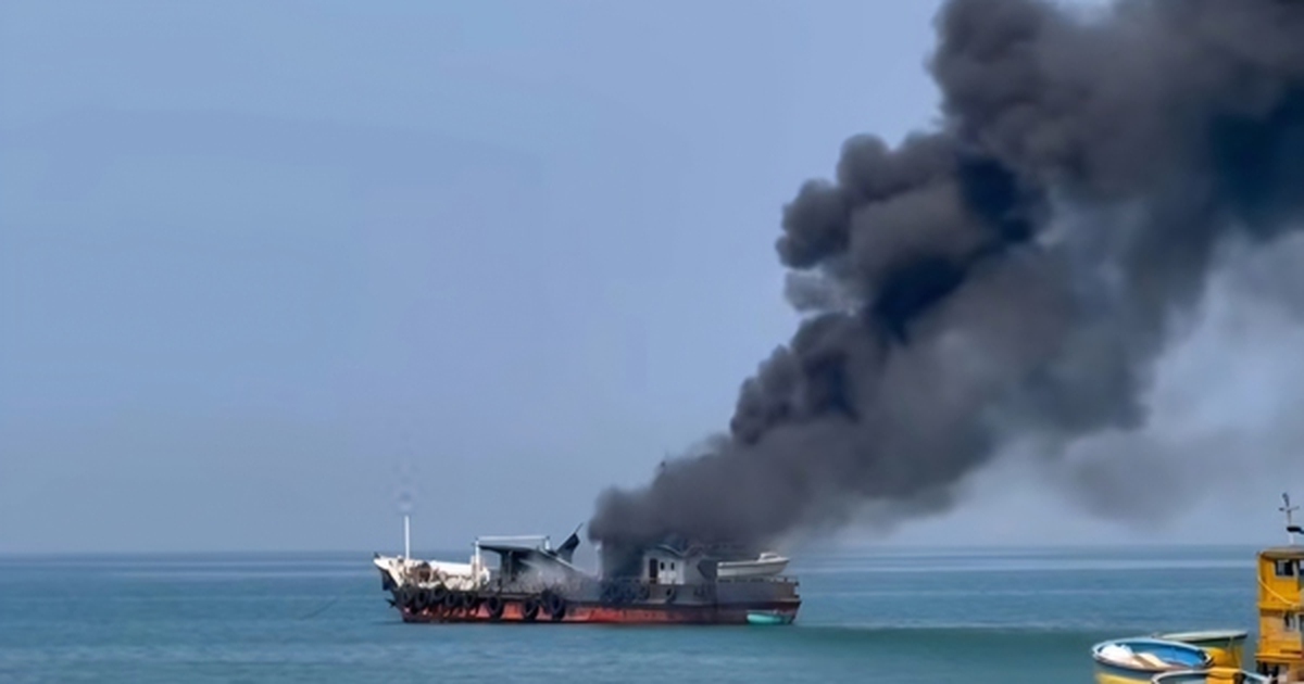CLIP: Nổ lớn, cháy tàu chở dầu ngoài khơi Liên Hương