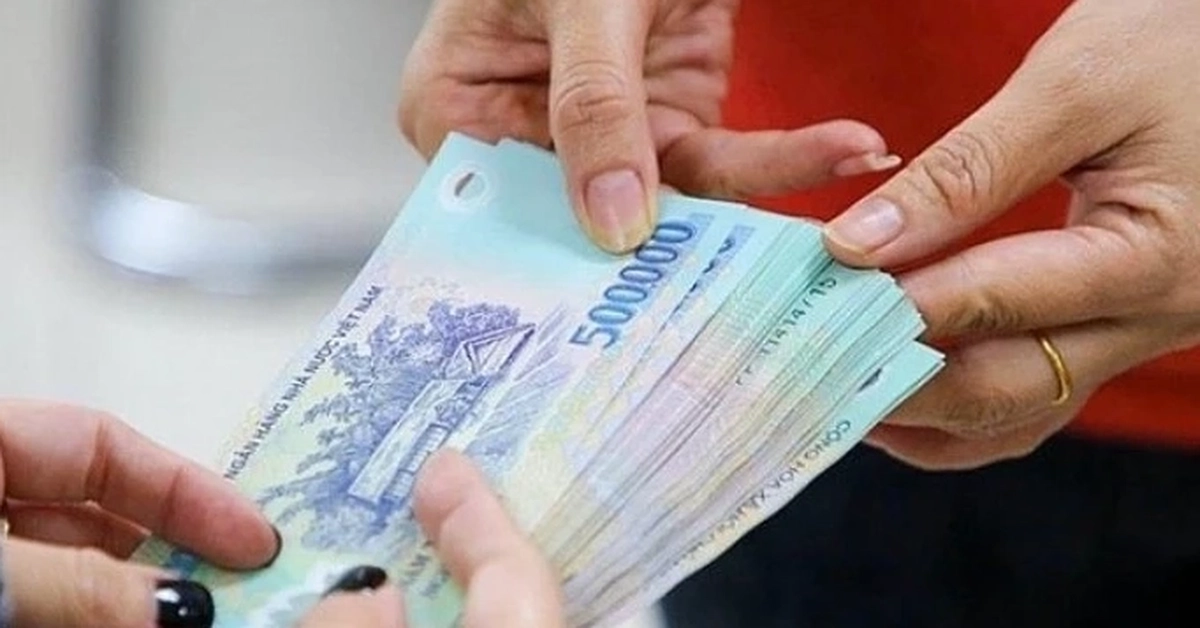 Clip gây sốc: Người đàn ông nằm trên capo ô tô đang chạy giữa phố Hà Nội