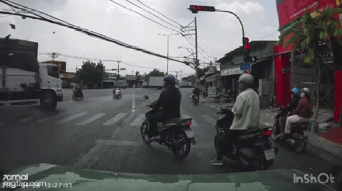 Xe tải lao qua ngã tư, tông chết người rồi húc thẳng nhà dân: Nhân chứng hé lộ thông tin quan trọng