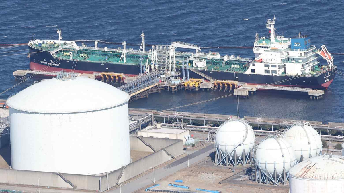 Lần đầu tiên sau 2 tháng, một nước đồng minh của Mỹ thành công đưa tàu chở 2 triệu thùng dầu vượt eo biển Hormuz mà không cần trả phí cho Iran, hàng chục tàu vẫn đang mắc kẹt