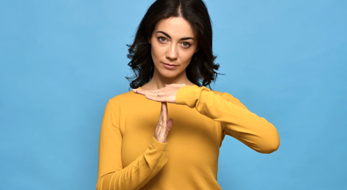 Chuyên gia tâm lý: Khi bị thao túng, người EQ cao không phản ứng, họ chỉ nói 1 câu khiến đối phương “câm nín”