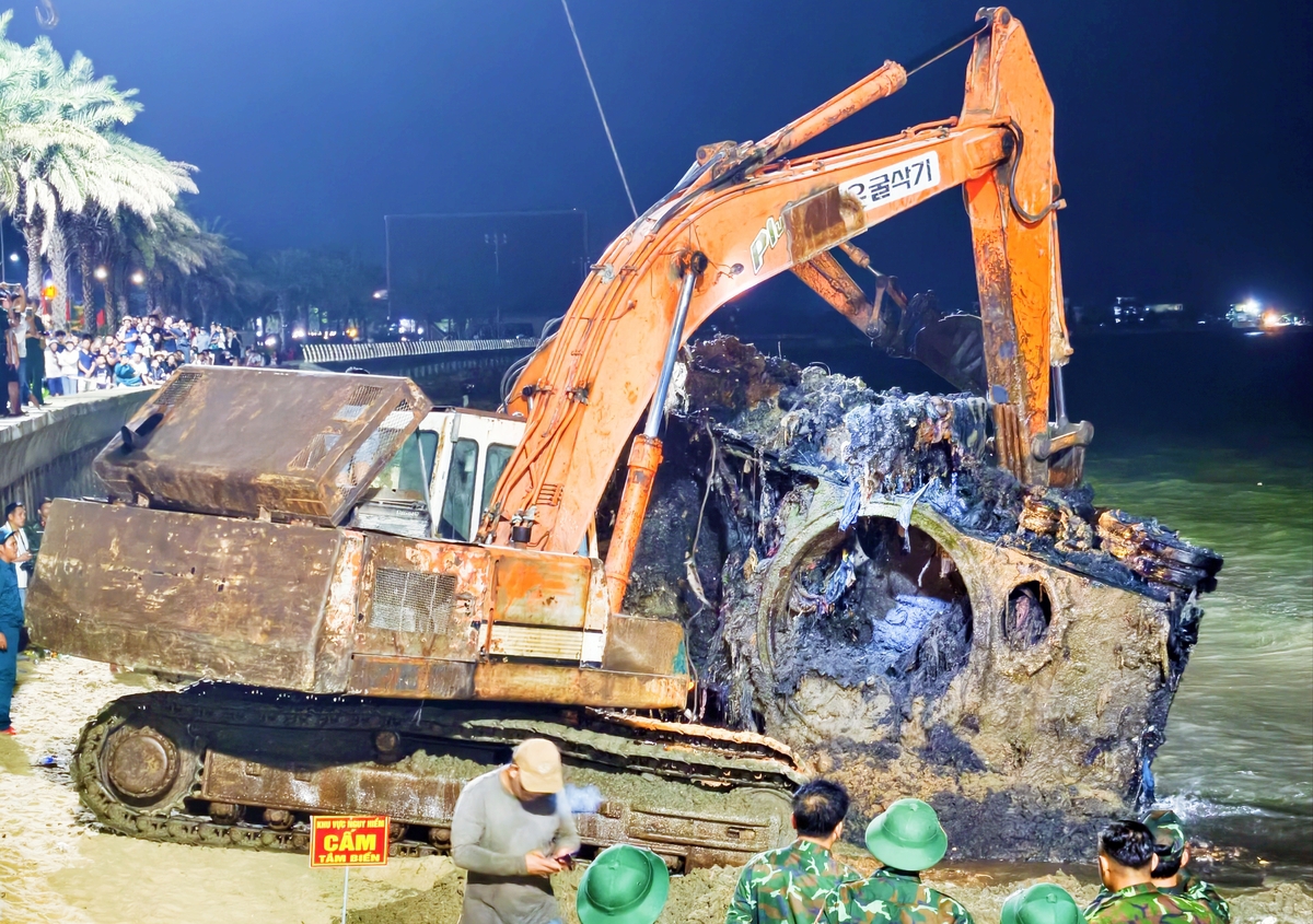 Cận cảnh trục vớt khối thép khổng lồ nghi là xe tăng bị vùi ở bờ biển Gia Lai