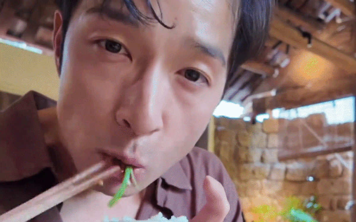 Bị mẹ giục về nước, khách Nhật xin nán lại vì bận đánh bay 5 bát cơm Việt