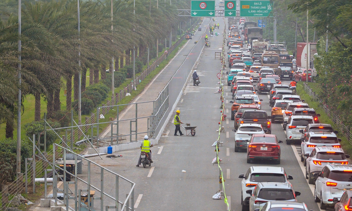 Rào chắn thi công metro số 5, Đại lộ Thăng Long tắc dài