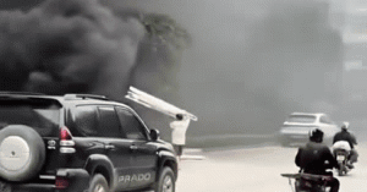 Danh tính người đàn ông đốt rác dưới chân cầu Thăng Long - Hà Nội, khói đen bốc mù mịt