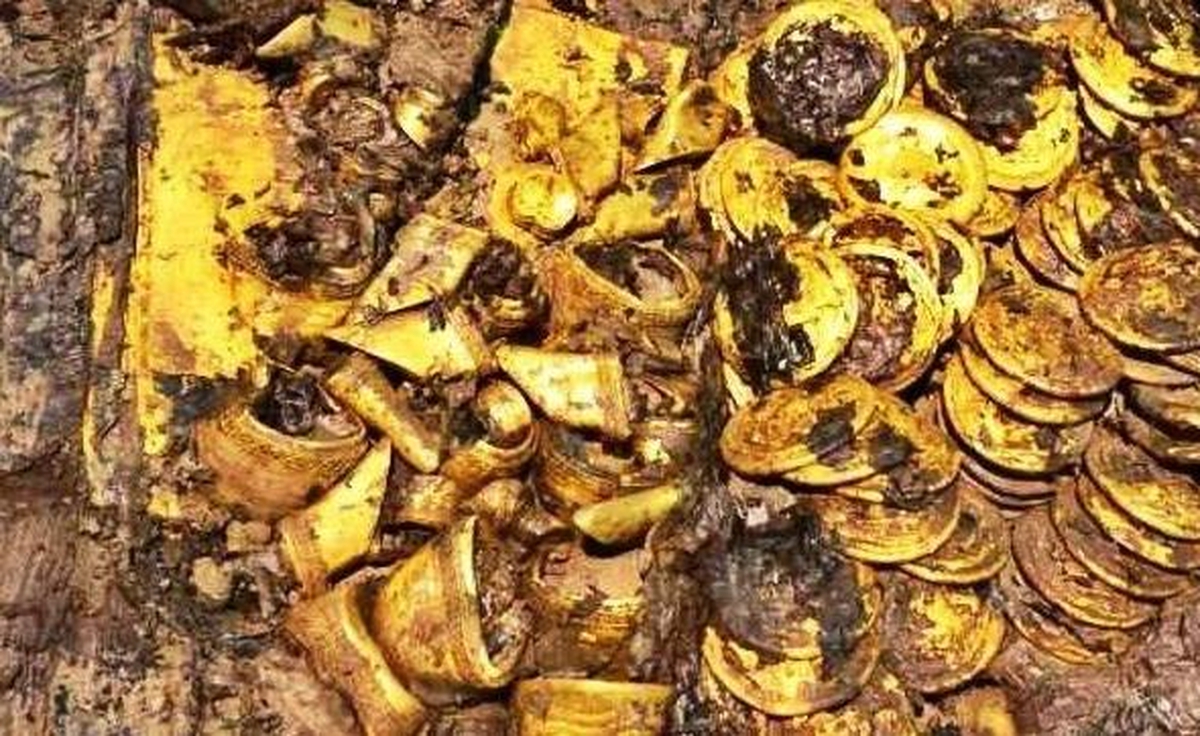 Đào sâu hơn 1m, 3 người đàn ông phát hiện hơn 20kg vàng liền báo chính quyền, được khen thưởng hơn 38 triệu đồng