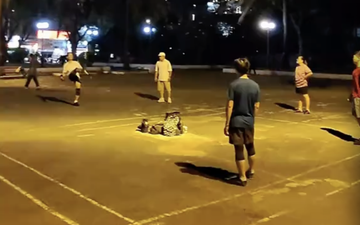 Đúng 1h23 đêm, khách Tây ngỡ ngàng với cảnh tượng xảy ra ở TP.HCM