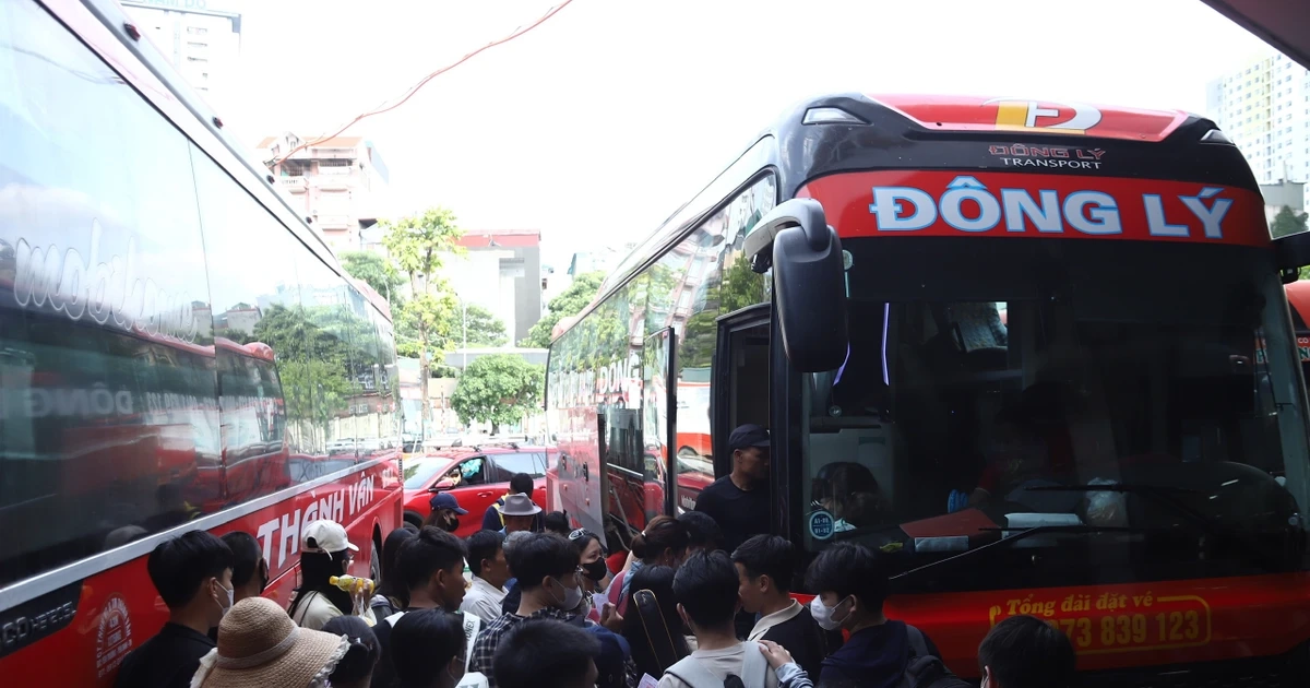 Bến xe Hà Nội "nóng" trước kỳ nghỉ lễ: Người dân tay xách nách mang rời phố