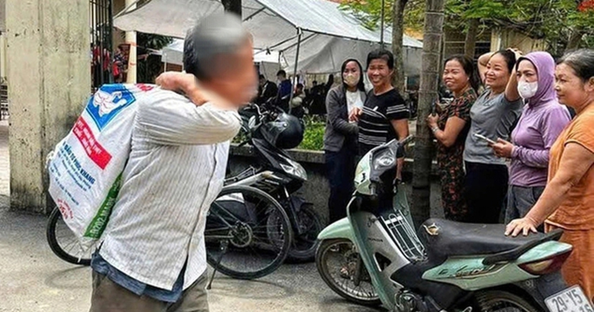 Người dân mang bao tải đựng tiền đền bù đất dự án Olympic