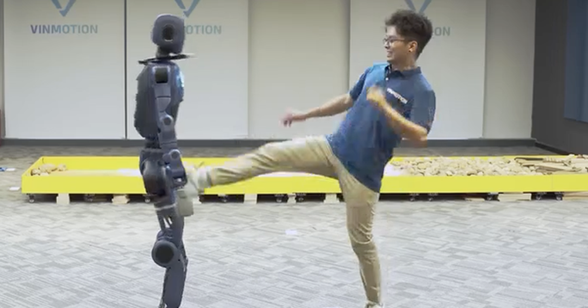 Robot hình người do công ty thuộc Vingroup phát triển gây bất ngờ khi tự đứng dậy, leo dốc