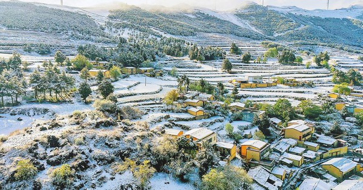 Thời tiết cực đoan hiếm thấy ở Trung Quốc: Sắp vào hè, tuyết bất ngờ rơi dày nhiều nơi