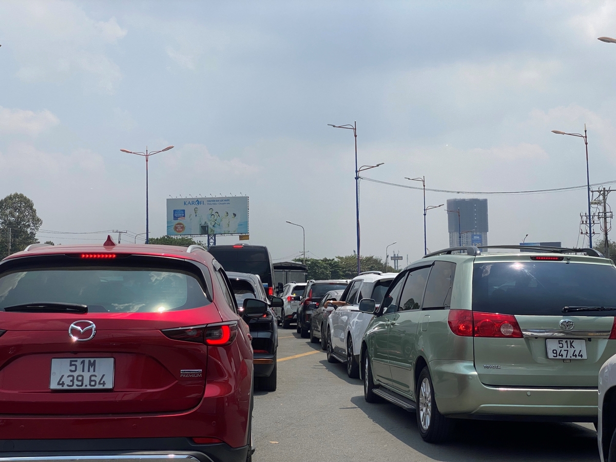 Kẹt xe hơn 10km ở TPHCM, phương tiện rồng rắn xếp hàng giữa nắng nóng