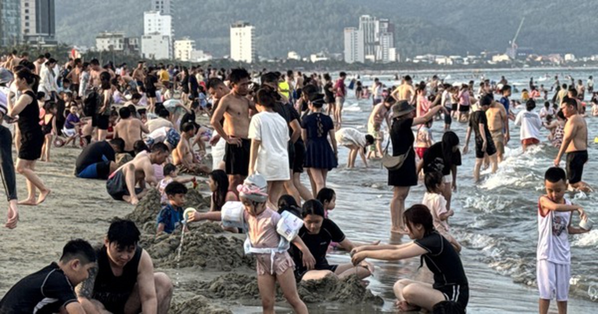 Cận cảnh người dân và du khách đổ dồn về bãi biển Đà Nẵng chiều 30-4