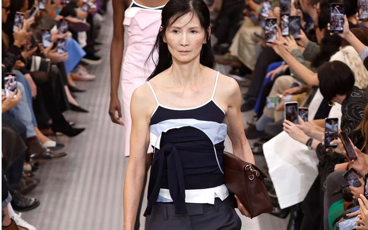 Mẹ 7 con thành người mẫu Chanel ở tuổi 60: Hành trình vươn lên từ tuổi thơ cơ cực