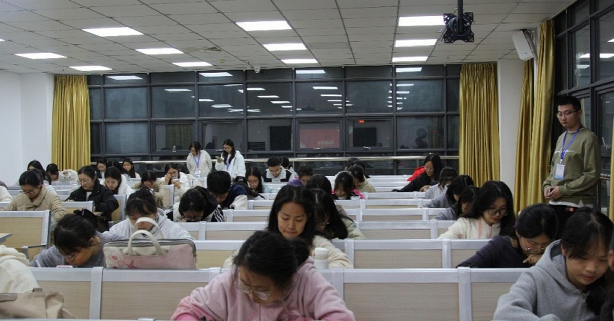 Lối thoát cho sinh viên ngành Ngôn ngữ: Mô hình "Ngoại ngữ + X" và 3 kỹ năng để không bị AI thay thế