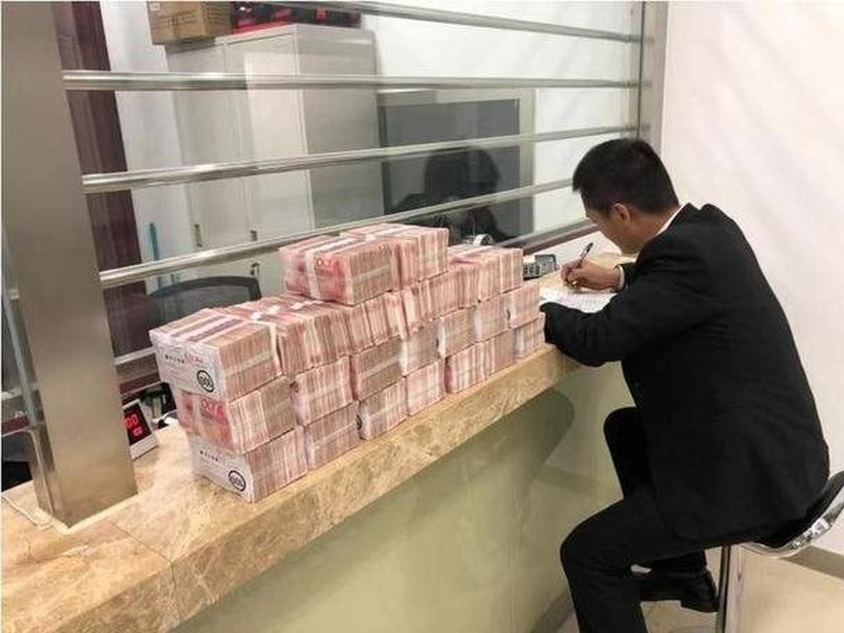 Khách yêu cầu tăng hạn mức chuyển khoản từ 19 tỷ lên 382 tỷ đồng/ngày, nghe giao dịch viên nói 1 câu liền rút toàn bộ tiền gửi tại ngân hàng