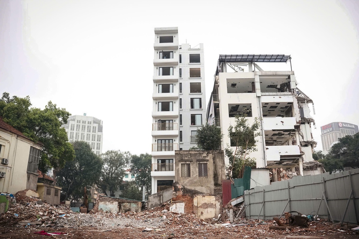 Tháo dỡ khách sạn 10 tầng ở "đất vàng" ven hồ Gươm