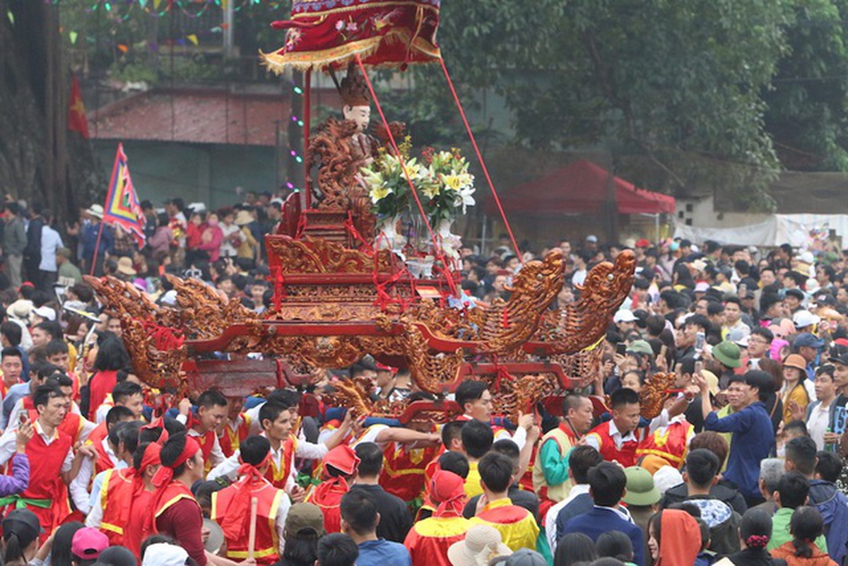 Cảnh tượng cuối tuần tại ngoại thành Hà Nội, nhiều người nhận xét: "Đông chưa từng có!"