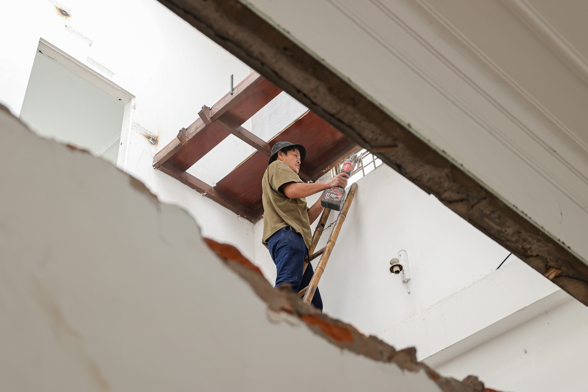 Người dân tháo dỡ tài sản phục vụ dự án mở đường Tam Trinh, Lĩnh Nam