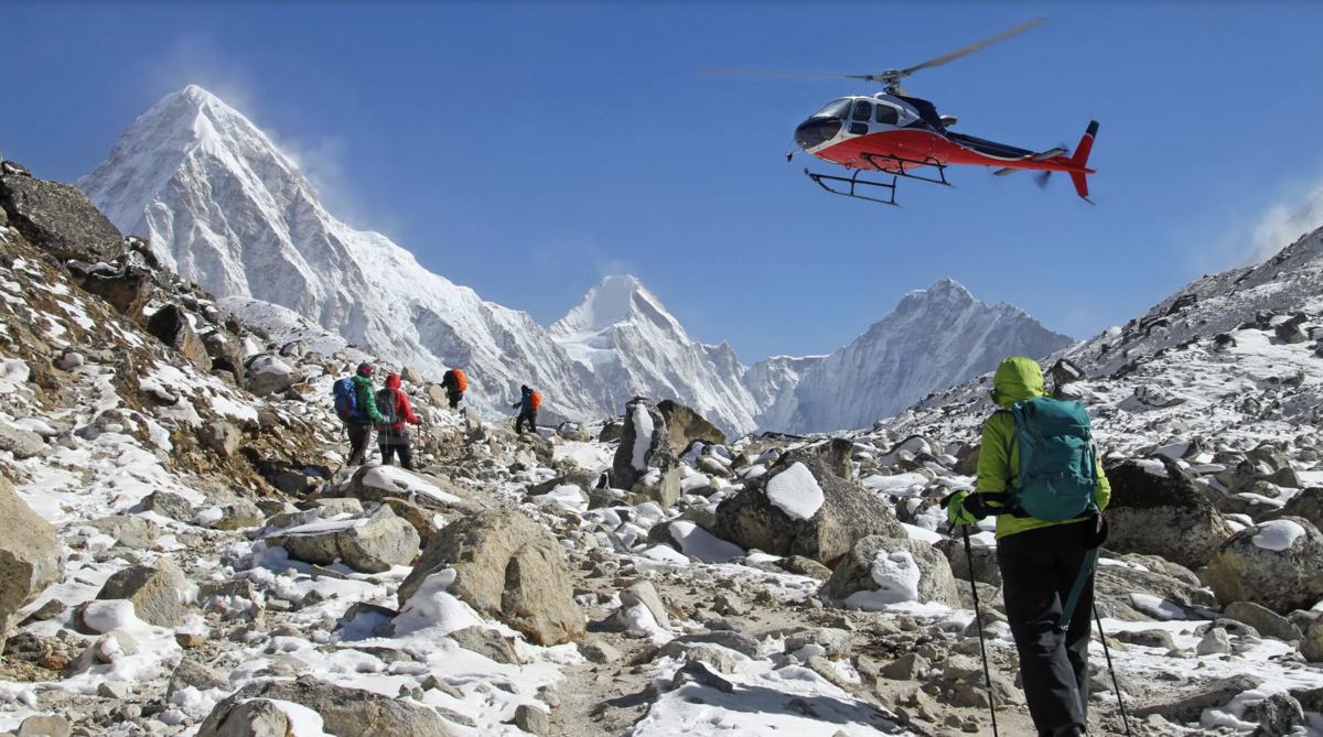 Kịch bản đầu độc, ép khách dùng trực thăng cứu hộ trên đỉnh Everest thu triệu USD