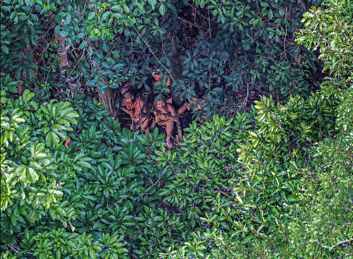 Bộ tộc biệt lập nhất ở Amazon khiến thế giới ngỡ ngàng với hình ảnh người trẻ dùng smartphone nhoay nhoáy