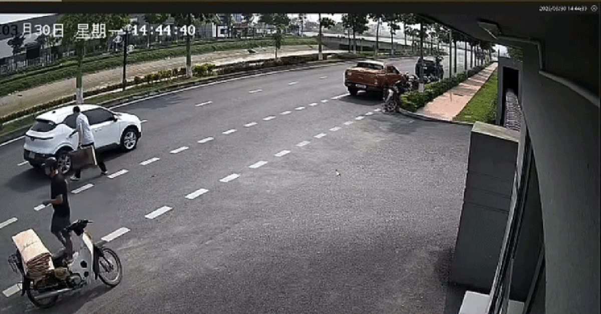 Vụ taxi dừng giữa đường, xe sau tông trúng bị lật: Lỗi của ai?