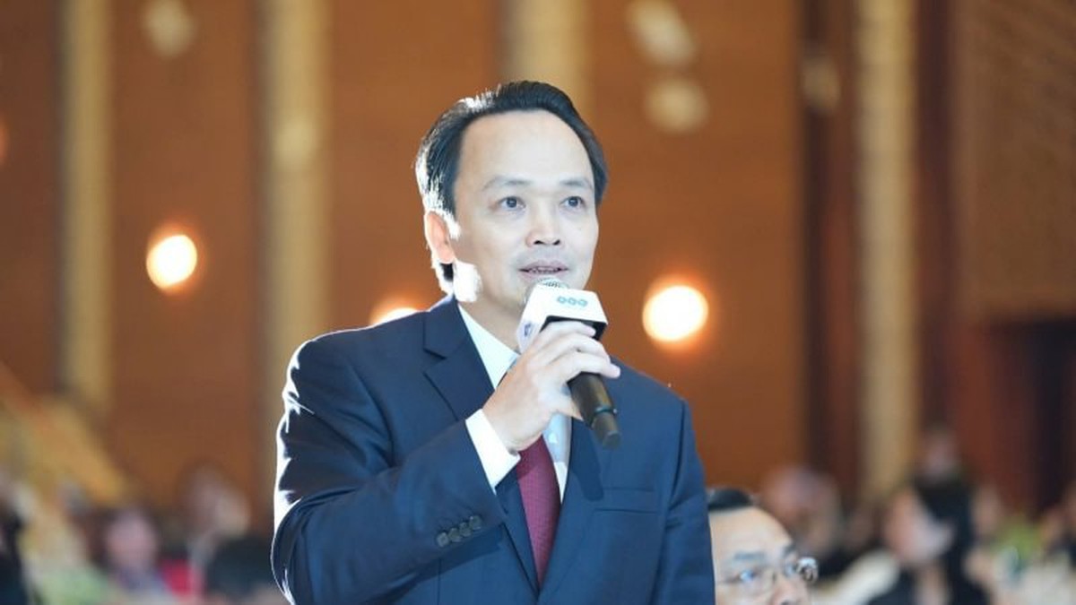 Ca sỹ Tùng Dương hát “Tái sinh” tặng ông Trịnh Văn Quyết