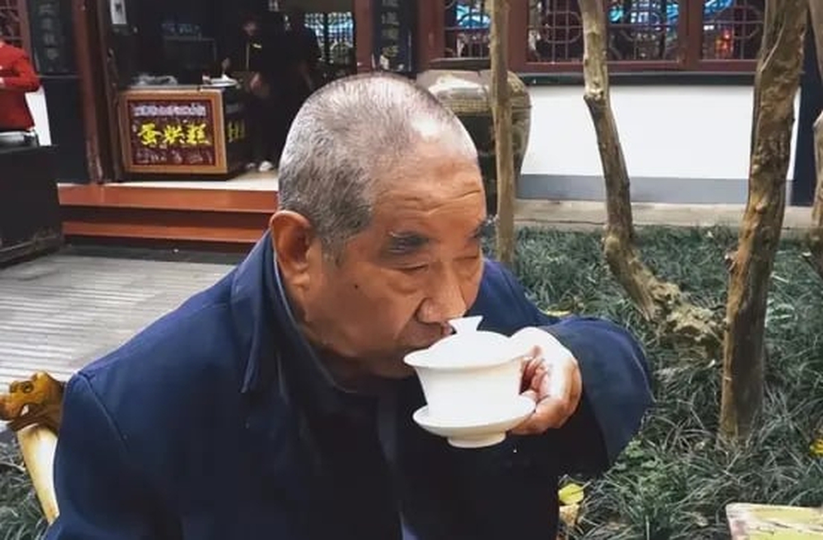 Người chăm uống nước lọc và người chăm uống trà, ai sống thọ hơn?