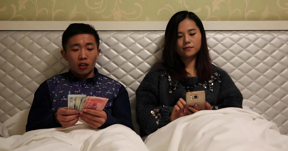 Có lẽ tôi là người vợ duy nhất nhận lương chồng theo kiểu này, vừa đủ tiền tiêu lại vừa thêm chuyện để cười mỗi ngày