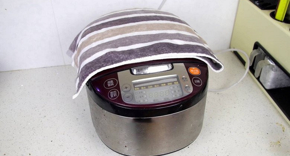 Nấu cơm 20 năm chưa chắc bạn đã biết: Mẹo giúp cơm mềm dẻo, nồi cơm điện "sống thọ