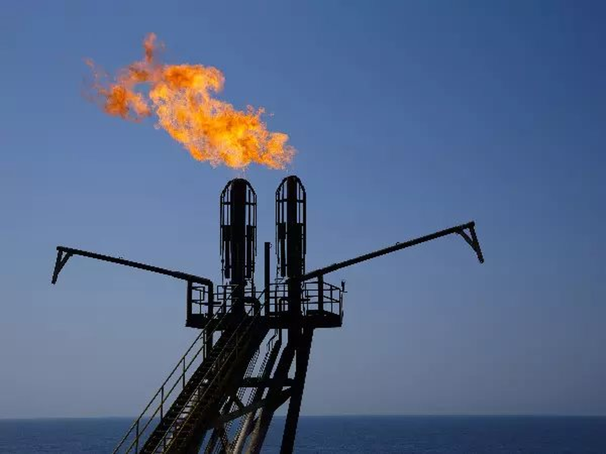 Sáng nay, giá dầu lao dốc 17,5% khi ông Trump tạm ngừng tấn công Iran trong 2 tuần