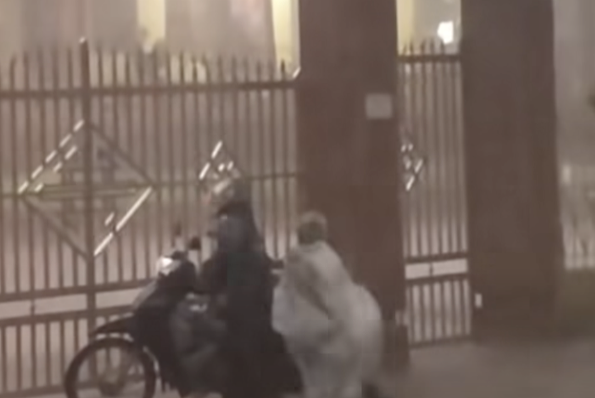 Đoạn video chiếc áo mưa rơi giữa giông bão khiến cư dân mạng Việt Nam xuýt xoa: Cả tuổi thơ chỉ mong có cảm giác này!