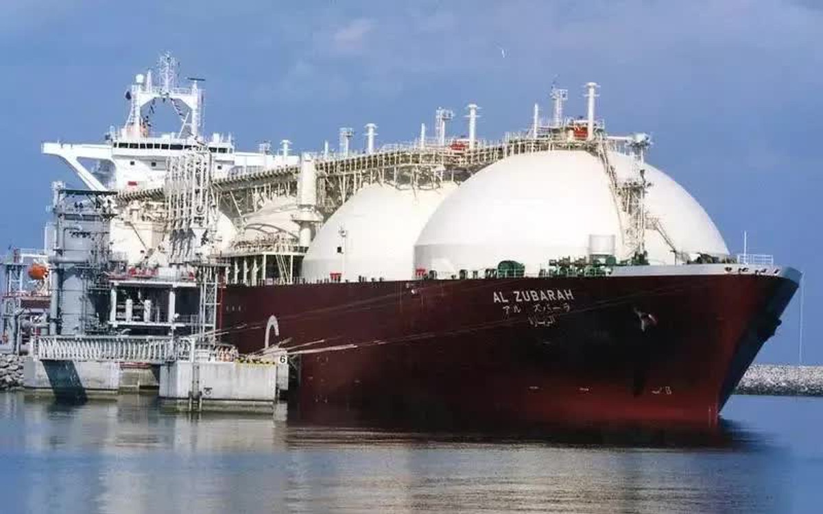 Tàu chở 27.000 tấn LNG cập cảng TP Hồ Chí Minh