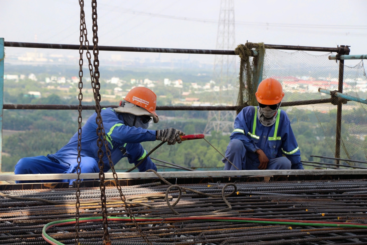 Công trường TP Đồng Nai thi công xuyên lễ 30/4, tăng tốc loạt dự án trọng điểm
