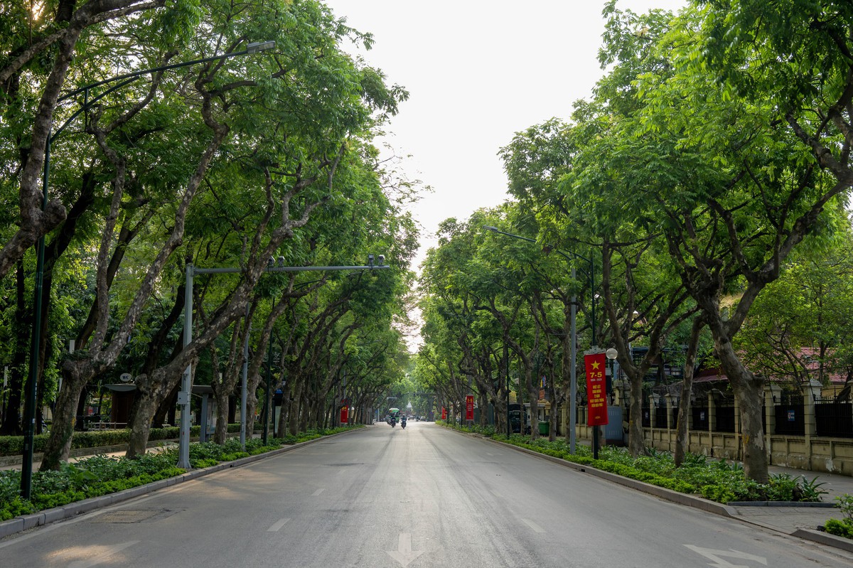 Cảnh hiếm gặp ở Hà Nội: Đường rộng thênh thang trong giờ cao điểm 1/5