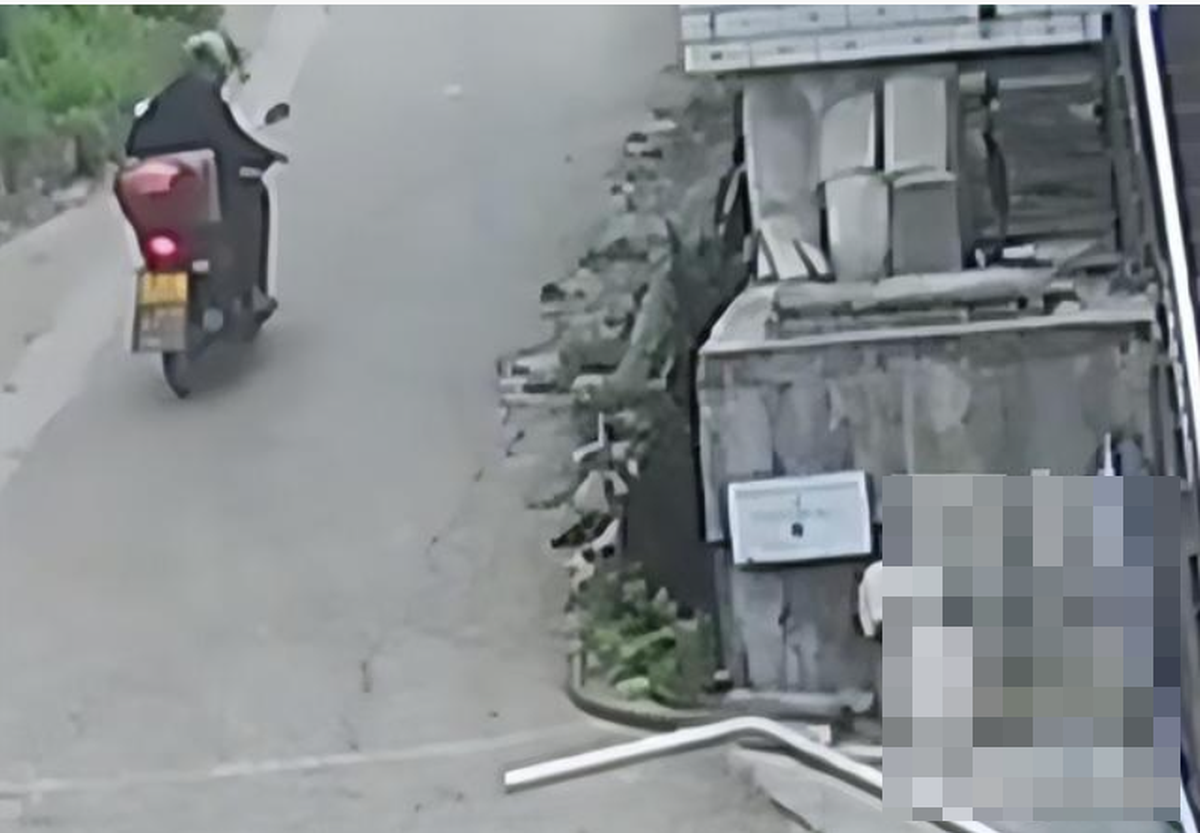 Chi tiết bất thường ở nhà hàng xóm khiến người đàn ông vội gọi cảnh sát: Kịp thời cứu mạng 2 trẻ nhỏ