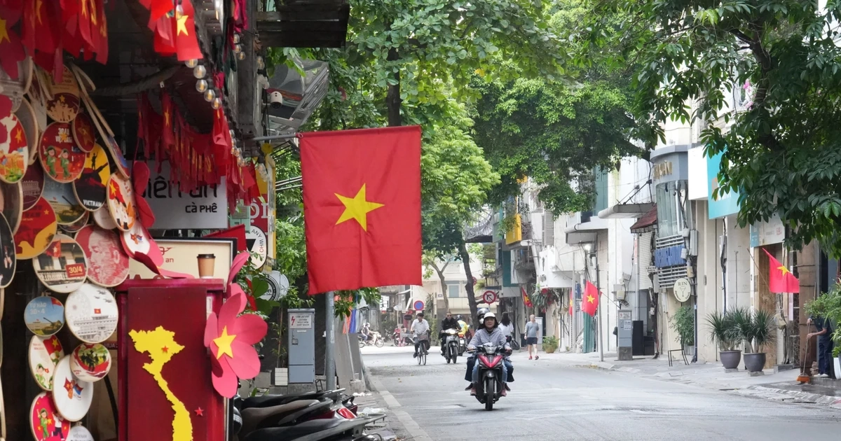 Thủ đô ngày 1/5: Phố phường thênh thang, Hà Nội yên bình hiếm thấy