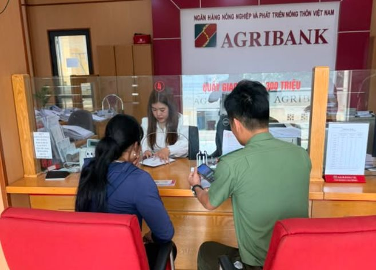 Ra chi nhánh ngân hàng Agribank xin rút 26 triệu đồng, người phụ nữ SN 1991 bị giao dịch viên lập tức báo cảnh sát