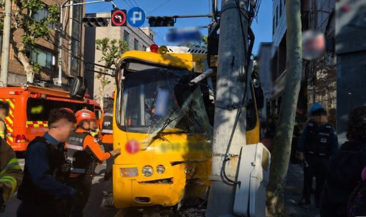 Hàn Quốc: Xe buýt đón chở nhiều trẻ em đâm thẳng cột điện, tài xế dương tính ma tuý